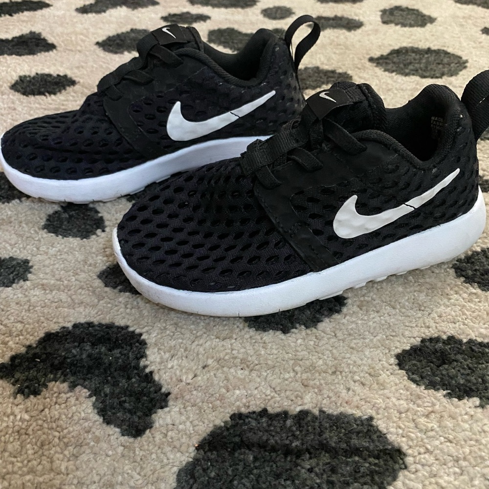 Nike Roshe - black - size 10c toddler
